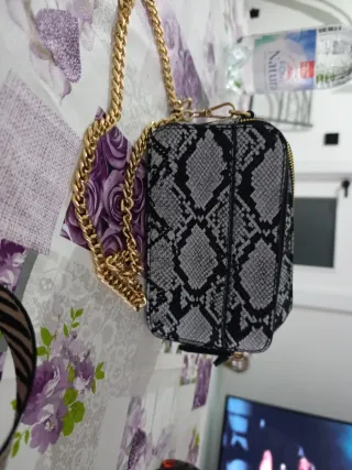 Bolso Guess Mujer Hombro Gris y Dorado