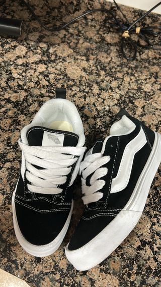 Vans Knu Skool Zapatillas Negras y Blancas