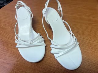 Sandalias Stradivarius blancas