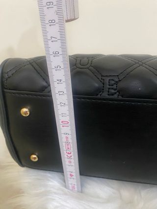 Borsa Guess trapuntata con catena oro