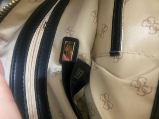 Borsa Guess trapuntata con catena oro