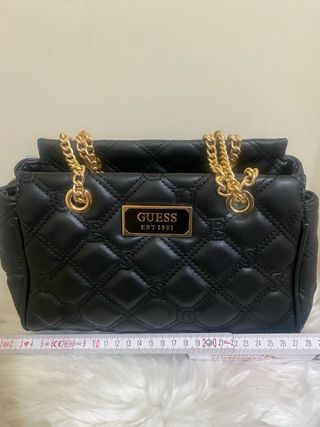 Borsa Guess trapuntata con catena oro