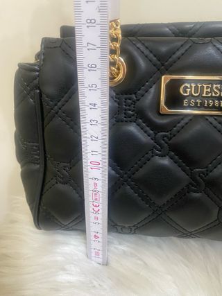 Borsa Guess trapuntata con catena oro