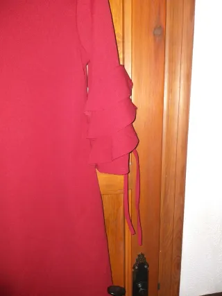 Vestido granate con volantes. Talla M/L