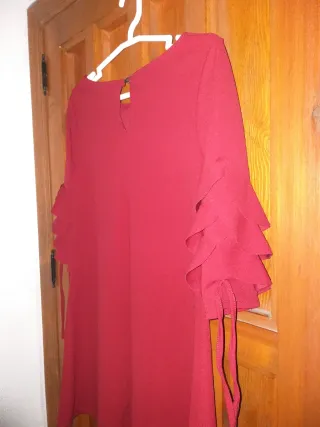 Vestido granate con volantes. Talla M/L