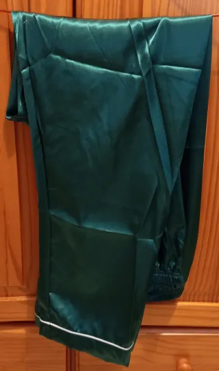 Pijama satén verde esmeralda