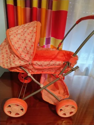Carrito de muñecas rosa con flores