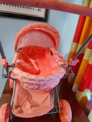 Carrito de muñecas rosa con flores