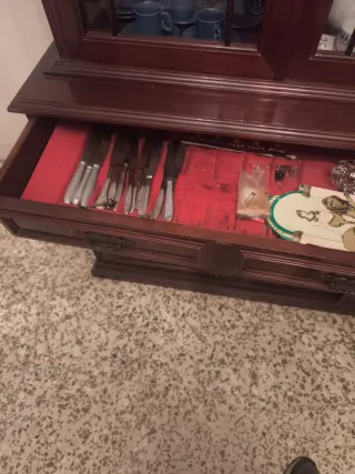 Vitrina desmontable de madera aglomerada y cristal