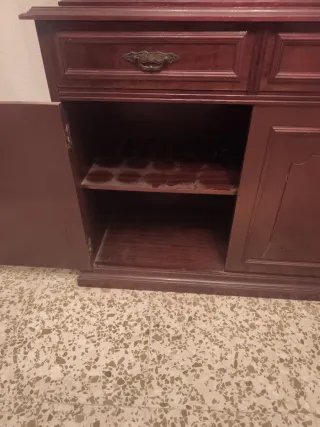 Vitrina desmontable de madera aglomerada y cristal