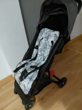 Silla de paseo con funda estampado tropical