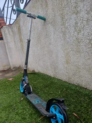 Patinete Oxelo Mid7 azul y negro