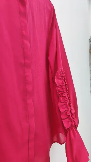 Blusa Zara rosa con volantes en mangas
