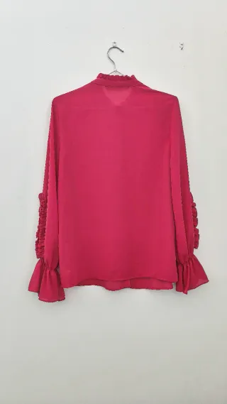 Blusa Zara rosa con volantes en mangas