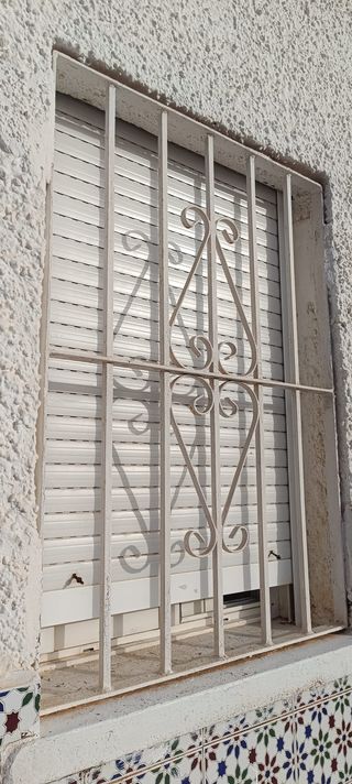 Ventana aluminio blanco 2 hojas con reja