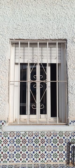 Ventana aluminio blanco 2 hojas con reja