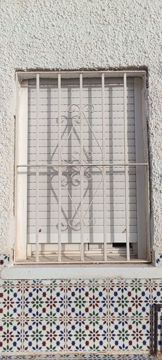 Ventana aluminio blanco 2 hojas con reja