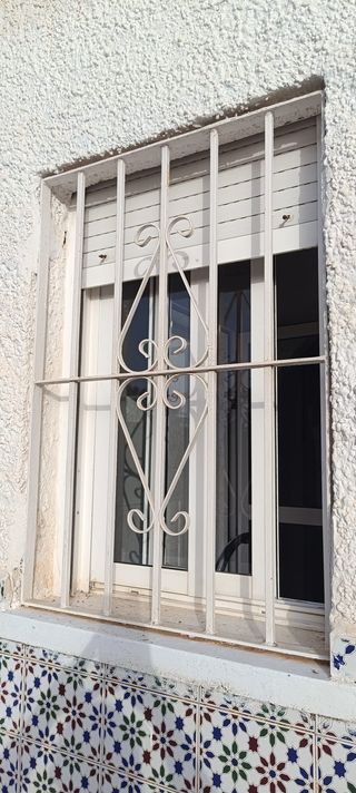 Ventana aluminio blanco 2 hojas con reja