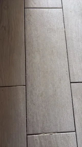 Suelo cerámico efecto madera gris