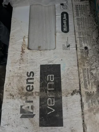 Suelo cerámico efecto madera gris