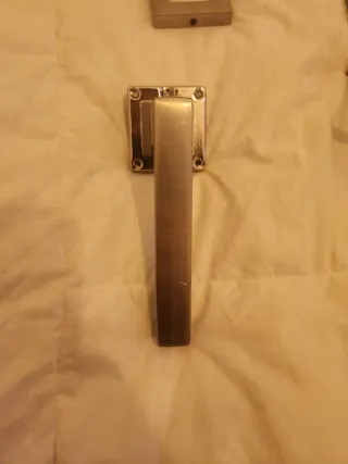 Manillas y cerradura puerta