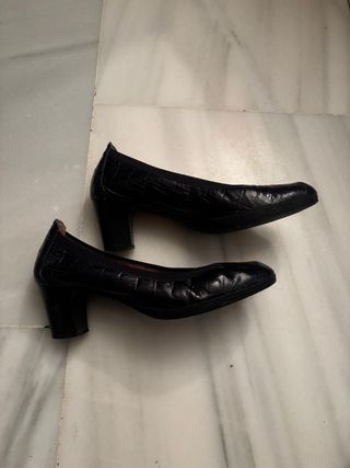 Zapatos de tacón de piel azul marino