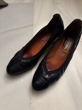 Zapatos de tacón de piel azul marino