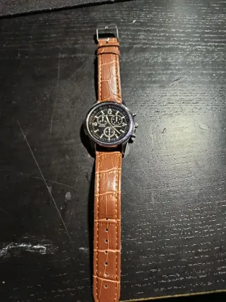 Reloj de pulsera con correa marrón
