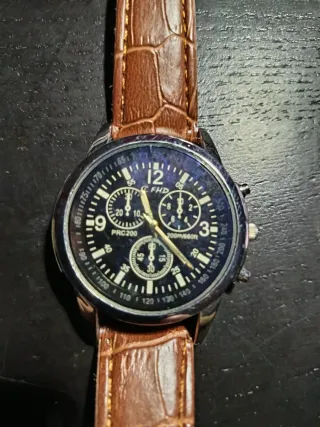 Reloj de pulsera con correa marrón
