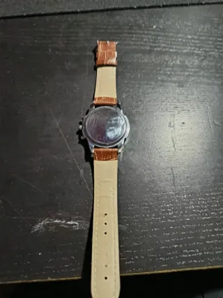 Reloj de pulsera con correa marrón