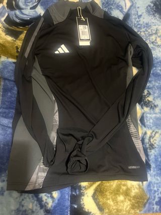 Conjunto deportivo Adidas negro y gris