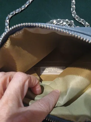 Bolso piel azul con cadena plateada