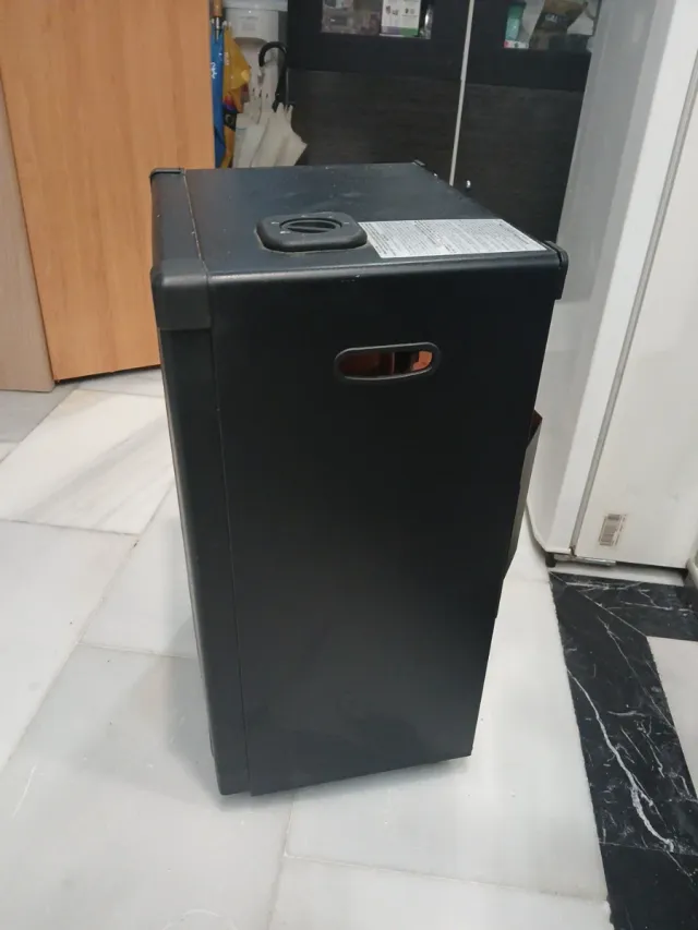 Estufa negra de metal y plástico