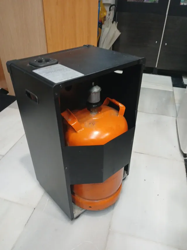 Estufa negra de metal y plástico