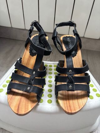 Sandalias tacón madera negras