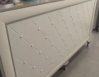 Mueble de salón beige y blanco