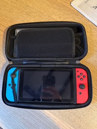 Nintendo Switch Azul y Rojo con funda y accesorios