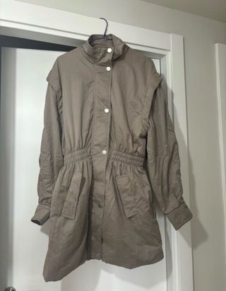 Chaqueta Oysho impermeable beige