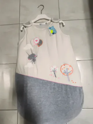 Saco acolchado para bebé sin estrenar y cremallera