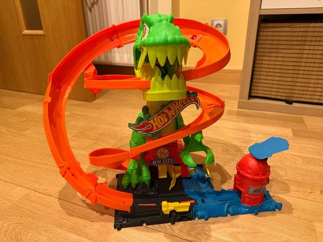 Hot Wheels T-Rex Batalla en Llamas
