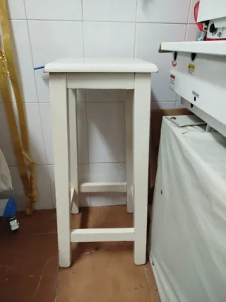 Taburetes de madera blancos