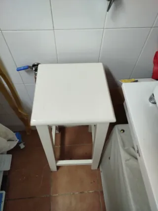 Taburetes de madera blancos