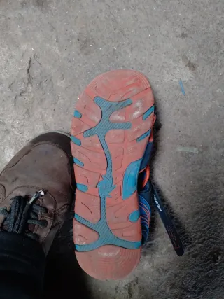 Sandalias de caminar azules y rojas