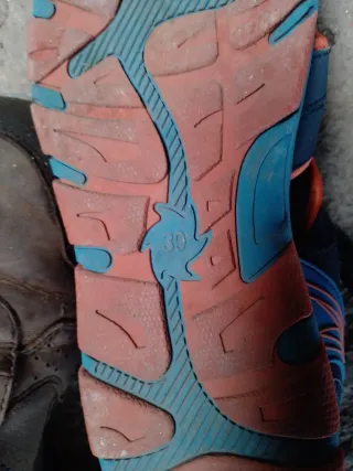 Sandalias de caminar azules y rojas