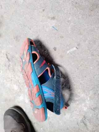 Sandalias de caminar azules y rojas