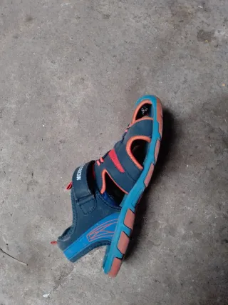 Sandalias de caminar azules y rojas