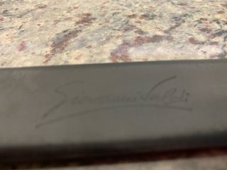 Cinturón de cuero negro con hebilla plateada