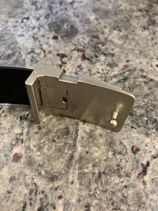 Cinturón de cuero negro con hebilla plateada