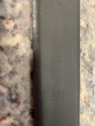 Cinturón de cuero negro con hebilla plateada