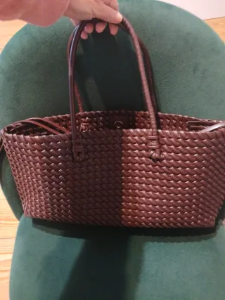 Bolso de hombro marrón tejido
